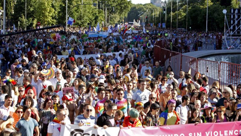 Asistentes a la manifestación del Orgullo Gay 2017 que ha partido de la glorieta de Atocha de Madrid para reivindicar la libertad sexual, bajo el lema "Por los derechos LGTBI en todo el mundo". EFE/Javier Lopez