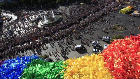 Vista desde el Palacio Cibeles de Madrid de la manifestación del Orgullo Gay 2017 que ha partido de la glorieta de Atocha de Madrid para reivindicar la libertad sexual bajo el lema "Por los derechos LGTBI en todo el mundo". EFE/Víctor Lerena