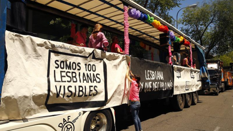 Una de las carrozas que participan en la mayor marcha del Orgullo Gay 2017 en el mundo, que ha partido de la glorieta de Atocha de Madrid para reivindicar la libertad sexual bajo el lema "Por los derechos LGTBI en todo el mundo". EFE/J.P.GANDUL