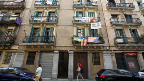 Un inmueble de Barcelona, con pancartas contra los pisos turísticos. REUTERS