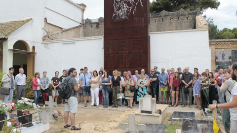 Grup de familiars d'afusellats durant el franquisme al cementiri de Paterna