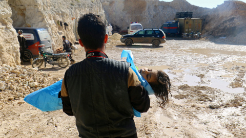 Un hombre carga el cuerpo sin vida de una niña después de un ataque con gas en Siria. REUTERS/Ammar Abdullah