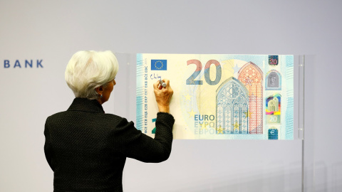 La presidenta del BCE, Christine Lagarde, firma en una representación de los nuevos billetes de 20 euros, en un acto en noviembre de 2019 en la sede de la entidad monetaria de la Eurozona, en Fráncfort. REUTERS/Ralph Orlowski