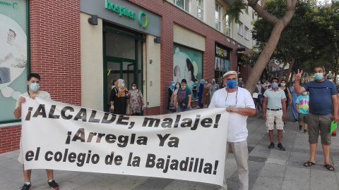 Una protesta para pedir las obras de mejora del colegio público Campo de Gibraltar.