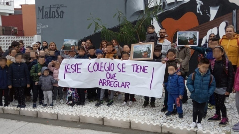 El alumnado del colegio público Campo de Gibraltar con una pancarta en la que pone: "Este colegio se tiene que arreglar".