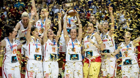 Las jugadoras de la selección española de baloncesto celebran su oro en el Eurobasket. | EFE