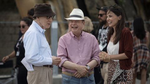 Woody Allen con los protagonistas de la película, Wallace Shawn y Elena Anaya.- MEDIAPRO