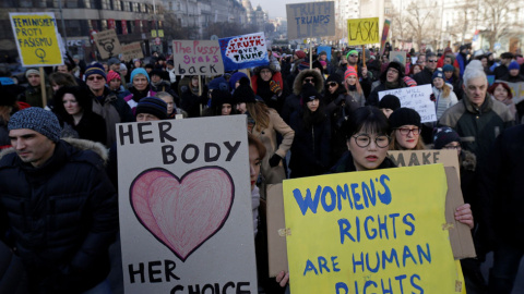 Fotografía de archivo de una protesta en Praga: 'Los derechos de la mujer son derechos humanos', reza una pancarta. - REUTERS