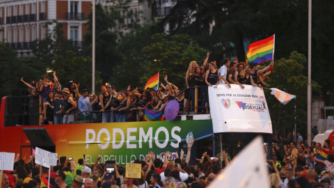 La carroza de Podemos desfila por las calles de Madrid durante la manifestación del Orgullo LGTB. EFE/Archivo