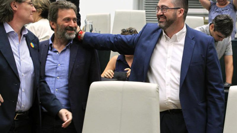 El concejal de Ahora Madrid, Carlos Sánchez Mato (d), conversa con el tercer teniente de alcalde, Mauricio Valiente (c), y la primera teniente de alcalde, Marta Higueras (i). EFE/Víctor Lerena