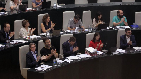 Los concejales de Ahora Madrid aplauden durante el Pleno del Ayuntamiento de Madrid. EFE/Víctor Lerena