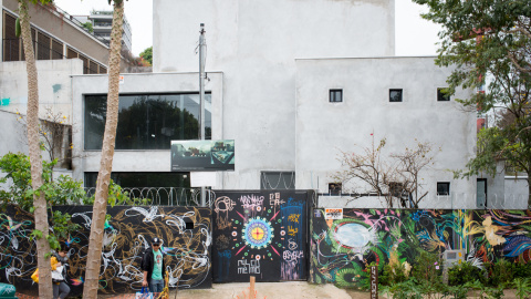 Una nueva casa en el vecindario de Vila Madalena. Esta calle y algunas otras alrededor están llenas de grafitis y se han convertido en una atracción turística. El barrio está ahora totalmente gentrificado, las rentas se han duplicado en solo unos año