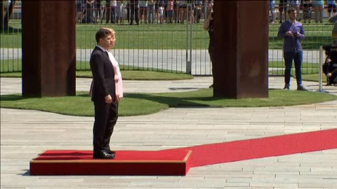 La canciller alemana, Angela Merkel, temblorosa en su encuentro con el presidente ucraniano