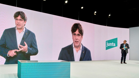 25/07/2020.- El president catalán, Quim Torra, escucha al candidato a la presidencia del nuevo JxCat, Carles Puigdemont, durante el confreso fundacional. EFE/EPA/Luisa Díaz.