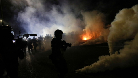 Un fotoperiodista cubre las protestas y disturbios raciales en Portlan, Oregón, EEUU.-REUTERS/Carlos Barria