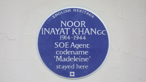 Placa azul en recuerdo de la soldado india y agente secreto Noor Inayat Khan, en lo que fue su casa familiar en el distrito londinense de Bloomsbury. AFP/ISABEL INFANTES