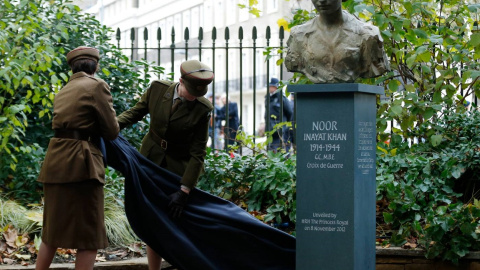 Inauguración de la estatua de la soldado india Noor Inayat Khan en Gordon Square Gardens, en el centro de Londres, el 8 de noviembre de 2012. REUTERS