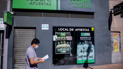 Un hombre pasa por un local de apuestas de Codere, en Madrid. E.P./Ricardo Rubio