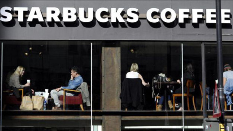 Una cafetería Starbucks en Londres. | EFE (ARCHIVO)