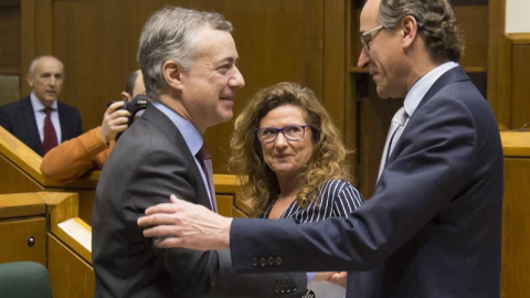 El lehendakari, Iñigo Urkullu, saluda al presidente del PP vasco, Alfonso Alonso, al inicio del pleno de este jueves en el Parlamento. EFE/José Ramón Gómez