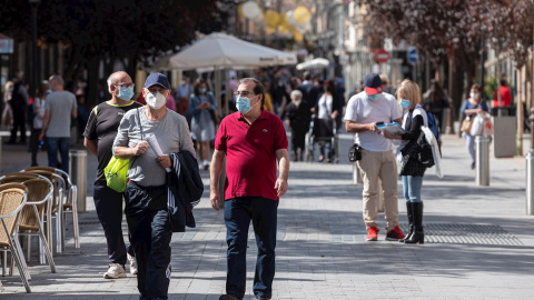 GRAF3580. ALCALÁ DE HENARES (MADRID), 01/10/2020.- Ambiente en la calles de la Ciudad de Alcalá de Henares a 48 horas de que entre en vigor el decreto de restricción de la movilidad. Las nuevas restricciones entrarán en vigor la noche del viernes y af