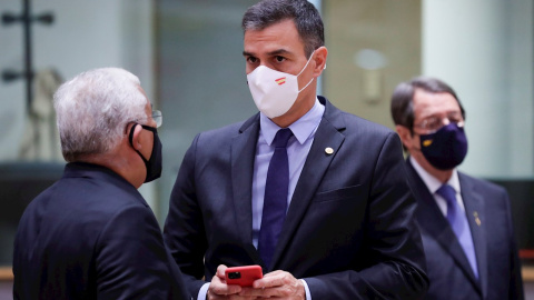 El presidente del Gobierno, Pedro Sánchez, junto al primer ministro de Portugal, Antonio Costa, en el Consejo Europeo extraordinario en Bruselas. /EFE