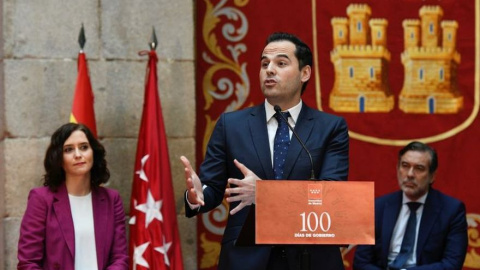 El vicepresidente de la Comunidad de Madrid, Ignacio Aguado (c), durante su intervención en la presentación del balance de los primeros 100 días del Gobierno regional, este jueves en la Real Casa de Correos, en presencia de la presidenta, Isabel Díaz 