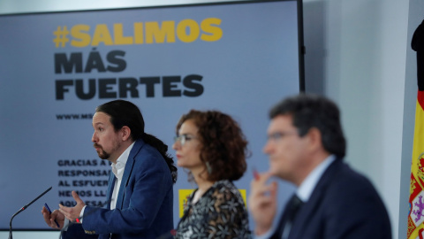 El vicepresidente segundo, Pablo Iglesias (i), la ministra de Hacienda y portavoz del Gobierno, María Jesús Montero (c), yel ministro de Inclusión, Seguridad Social y Migraciones, José Luis Escrivá (d), durante  la rueda de prensa tras el Consejo de 