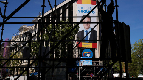 La imagen de Pablo Casado en la fachada de la sede del PP, en la madrileña calle de Génova. EUTERS/Jon Nazca