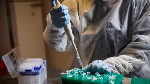 Fotografía de una investigadora de covid en un laboratorio. EFE/Federico Anfitti