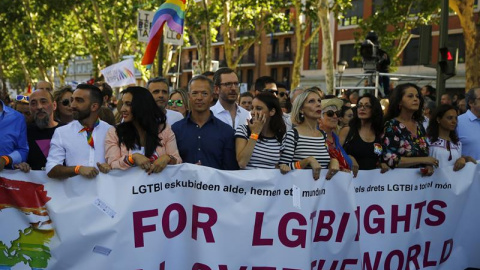 La vicesecretaria de Estudios y Programas del PP, Andrea Levy, junto al vicesecretario de Sectorial del PP, Javier Maroto; las socialistas Carla Antonelli y Sara Hernández durante la mayor marcha del Orgullo Gay 2017 en el mundo. EFE/J.P.GANDUL