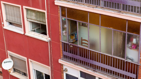 Fotografía tomada este martes del exterior de una vivienda en Zaragoza donde anoche un hombre mató a su hija de 4 años tras discutir con la madre de la pequeña | EFE