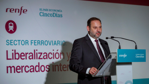 El ministro de Fomento en funciones, José Luis Ábalos, durante su intervención en una jornada sobre la liberalización ferroviaria, en Madrid. EFE/Emilio Naranjo