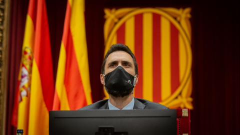 El presidente del Parlament, Roger Torrent, durante una sesión plenaria monográfica en el Parlament sobre la inhabilitación del expresidente de la Generalitat Quim Torra. David Zorrakino / Europa Press