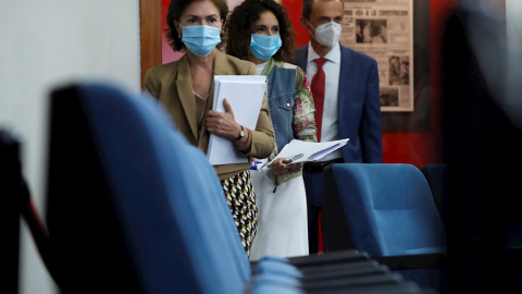 07/09/2020.- La vicepresidenta primera, Carmen Calvo (i), la ministra portavoz y ministra de Hacienda, María Jesús Montero (c), y el ministro de Ciencia e Innovación, Pedro Duque (d), a su llegada a la rueda de prensa tras la reunión este martes del C