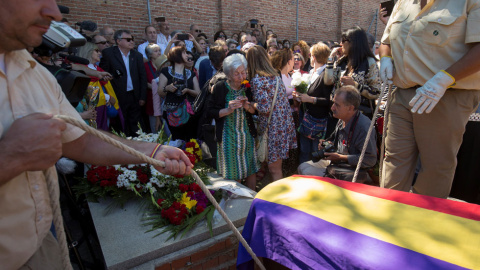 El cuerpo de Timoteo Mendieta, ahora sí, descansará en paz. En un segundo plano, la emoción a flor de piel de Ascensión.- REUTERS