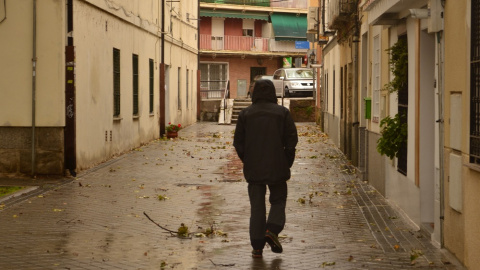 Un vecino de El Pardo acelera el paso ante la amenaza de lluvia. JOSE CARMONA