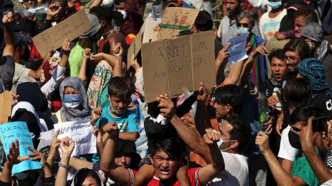 Miles de refugiados del calcinado campo de Moria, en la isla griega de Lesbos, protestas por su condiciones.- EFE/EPA/ORESTIS PANAGIOTOU