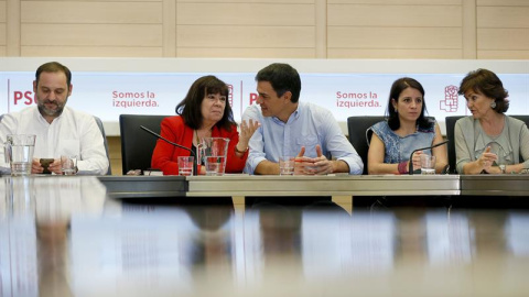 Pedro Sánchez, junto a la Ejecutiva del PSOE este lunes. EFE/Mariscal