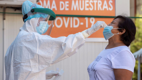 Una enfermera toma una muestras para una prueba PCR a una mujer en el punto instalado en el municipio de Jumilla (Murcia). -EFE/Marcial Guillén