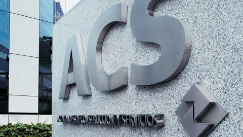 Logo de ACS en el exterior de su sede en Madrid.