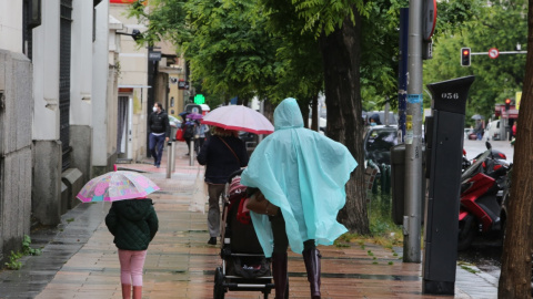 Una mujer y una niña pasean con paraguas en la capital en un día de lluvia y bajada de temperaturas en toda España. Marta Fernández / Europa Press / Archivo