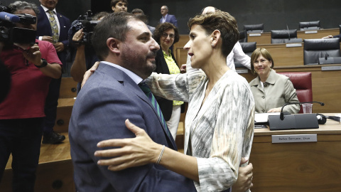 La responsable del PSN, María Chivite, felicita al nuevo presidente del Parlamento de Navarra, Unai Hualde. EFE/ Jesús Diges