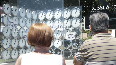 Familiars de víctimes de l'accident del metro de València, davant del monument d'homenatge. / PACO BELTRÁN