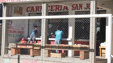 Aunque es viernes, son muchos los pequeños que no acuden a la escuela en San Jorge La Laguna por ir a trabajar / Pablo L. Orosa