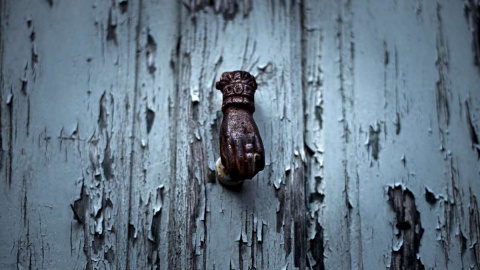 Detalle de una puerta en el núcleo deshabitado de As Barreiras (Ourense).- EFE