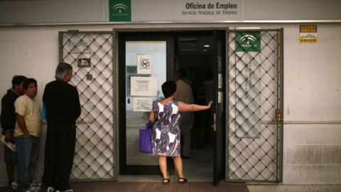 Cola del paro en una oficina de empleo de la Junta de Andalucía. REUTERS