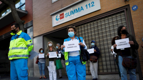 29/09/2020.- Médicos del Summa 112 de Madrid se concentran, este martes, ante uno de los centros médicos del Summa de Madrid para protestar por sus condiciones laborales en medio de la situación de pandemia provocada por el Covid 19. EFE/David Fernánd