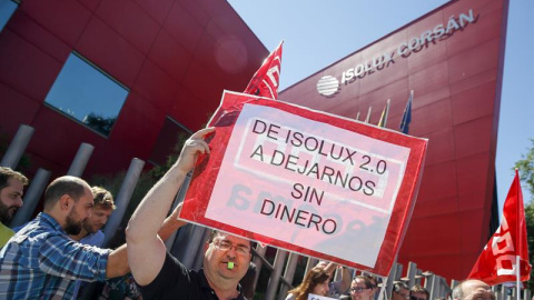 Trabajadores protestan este lunes en la sede de Isolux. EFE/Mariscal