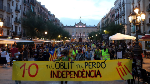 Les persones concentrades a la plaça de la Font de Tarragona iniciant la manifestació amb una pancarta. ROGER SEGURA / ACN